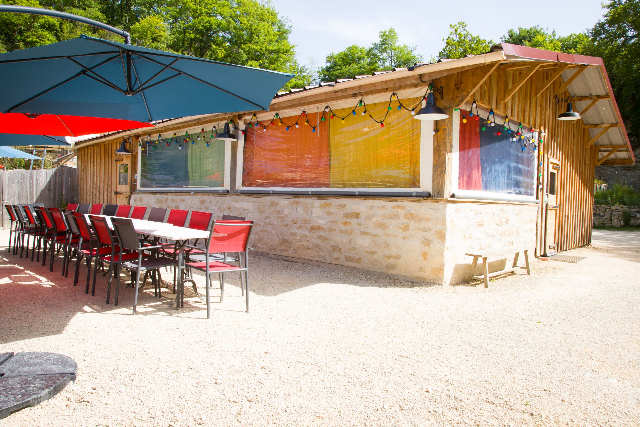 terrasse et extérieur salle, rideaux tirés