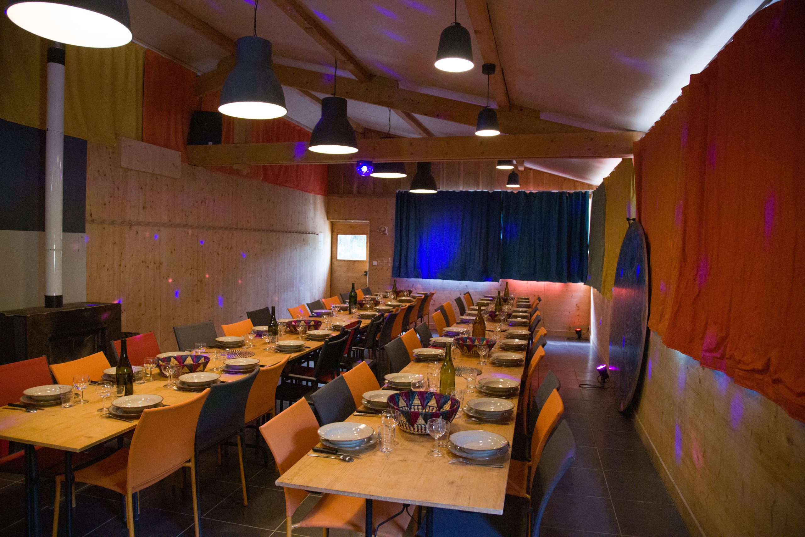 Salle de repas rideaux tirés
